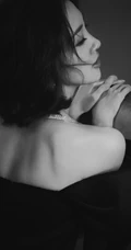 唐艺昕气质优雅露肩装礼裙黑裙穿搭户外写真美照