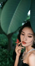 唐艺昕气质优雅露肩装礼裙黑裙穿搭户外写真美照