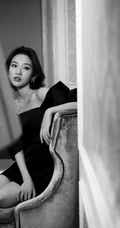 唐艺昕气质优雅露肩装礼裙黑裙穿搭户外写真美照