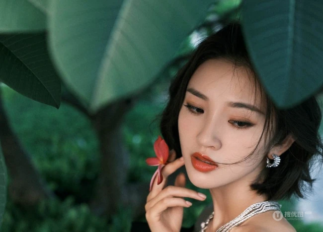 唐艺昕气质优雅露肩装礼裙黑裙穿搭户外写真美照