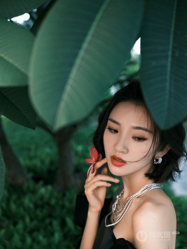 唐艺昕气质优雅露肩装礼裙黑裙穿搭户外写真美照