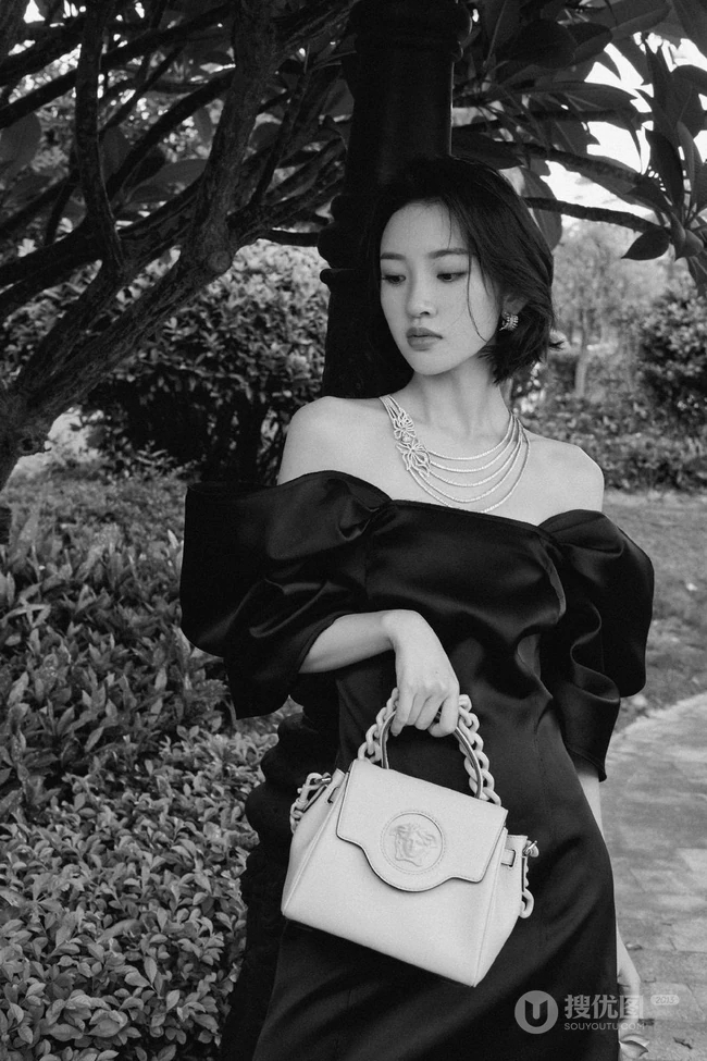 唐艺昕气质优雅露肩装礼裙黑裙穿搭户外写真美照