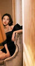 唐艺昕气质优雅露肩装礼裙黑裙穿搭户外写真美照