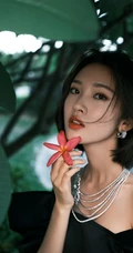 唐艺昕气质优雅露肩装礼裙黑裙穿搭户外写真美照