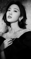 唐艺昕气质优雅露肩装礼裙黑裙穿搭户外写真美照