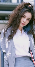 飘逸卷发发型的Angelababy杨颖清新靓丽学院风短裙穿搭街拍美照