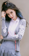 飘逸卷发发型的Angelababy杨颖清新靓丽学院风短裙穿搭街拍美照