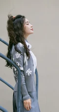 飘逸卷发发型的Angelababy杨颖清新靓丽学院风短裙穿搭街拍美照