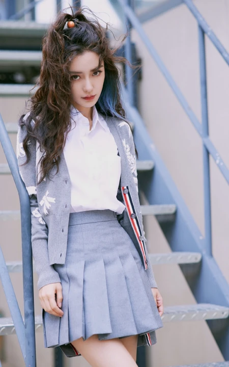 飘逸卷发发型的Angelababy杨颖清新靓丽学院风短裙穿搭街拍美照