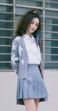 飘逸卷发发型的Angelababy杨颖清新靓丽学院风短裙穿搭街拍美照