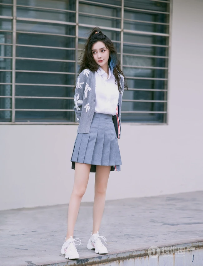 飘逸卷发发型的Angelababy杨颖清新靓丽学院风短裙穿搭街拍美照