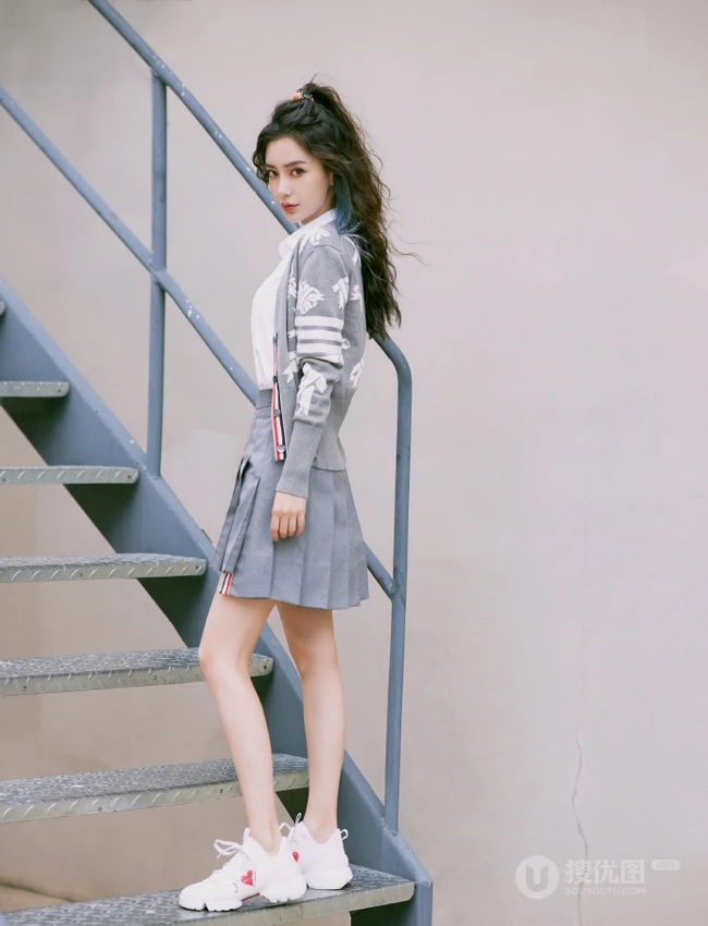 飘逸卷发发型的Angelababy杨颖清新靓丽学院风短裙穿搭街拍美照