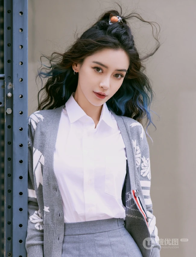 飘逸卷发发型的Angelababy杨颖清新靓丽学院风短裙穿搭街拍美照