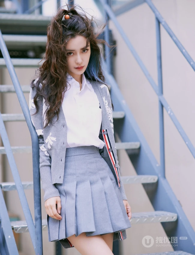 飘逸卷发发型的Angelababy杨颖清新靓丽学院风短裙穿搭街拍美照