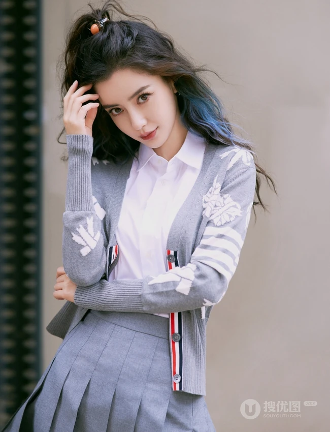飘逸卷发发型的Angelababy杨颖清新靓丽学院风短裙穿搭街拍美照