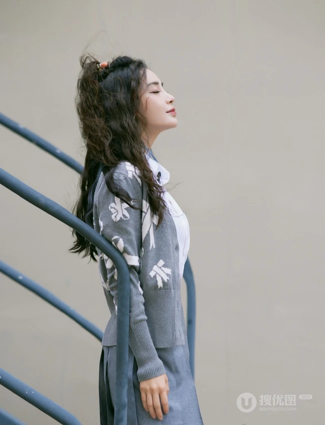 飘逸卷发发型的Angelababy杨颖清新靓丽学院风短裙穿搭街拍美照