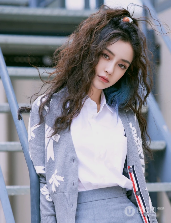 飘逸卷发发型的Angelababy杨颖清新靓丽学院风短裙穿搭街拍美照