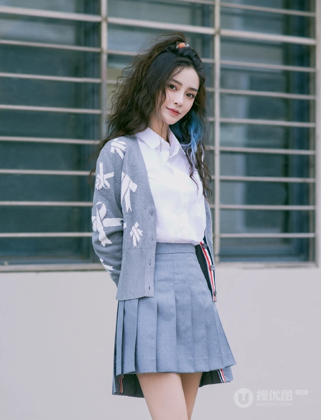 飘逸卷发发型的Angelababy杨颖清新靓丽学院风短裙穿搭街拍美照