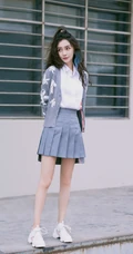 飘逸卷发发型的Angelababy杨颖清新靓丽学院风短裙穿搭街拍美照