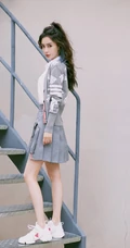 飘逸卷发发型的Angelababy杨颖清新靓丽学院风短裙穿搭街拍美照