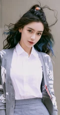 飘逸卷发发型的Angelababy杨颖清新靓丽学院风短裙穿搭街拍美照