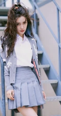 飘逸卷发发型的Angelababy杨颖清新靓丽学院风短裙穿搭街拍美照