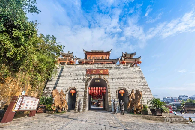 重庆酉州古城民族风情街白天和夜晚的不同景色图片