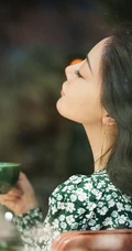 邓家佳清新夏日写真，身着绿色印花连衣裙，温馨而美好