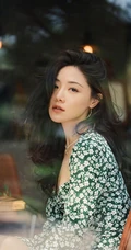 邓家佳清新夏日写真，身着绿色印花连衣裙，温馨而美好