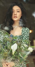 邓家佳清新夏日写真，身着绿色印花连衣裙，温馨而美好