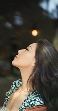 邓家佳清新夏日写真，身着绿色印花连衣裙，温馨而美好