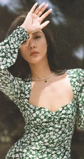 邓家佳清新夏日写真，身着绿色印花连衣裙，温馨而美好