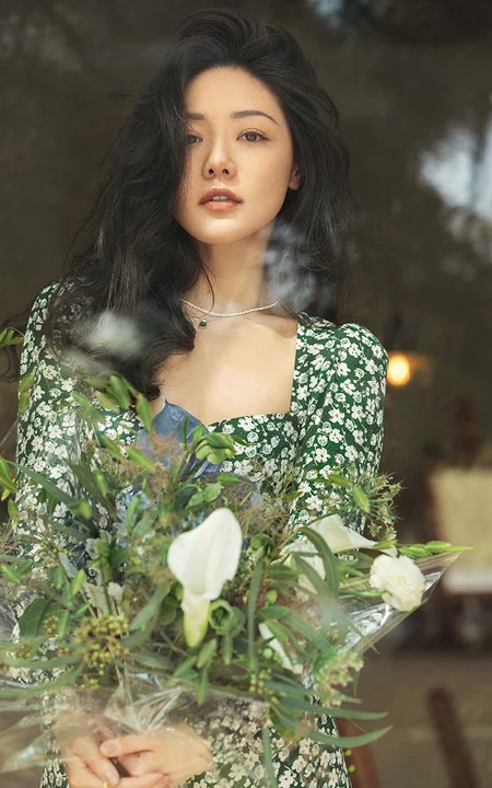 邓家佳清新夏日写真，身着绿色印花连衣裙，温馨而美好