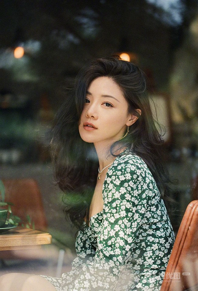邓家佳清新夏日写真，身着绿色印花连衣裙，温馨而美好