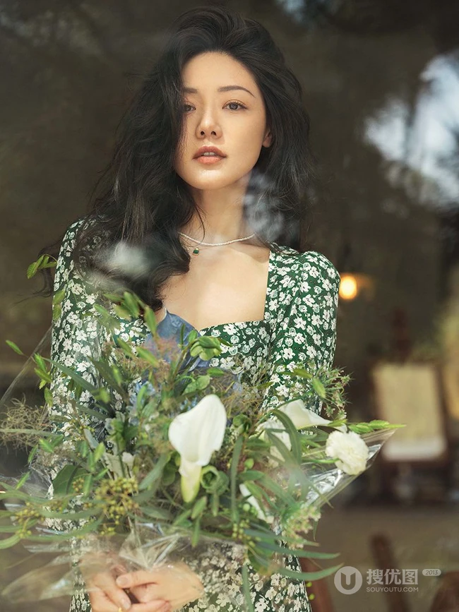 邓家佳清新夏日写真，身着绿色印花连衣裙，温馨而美好