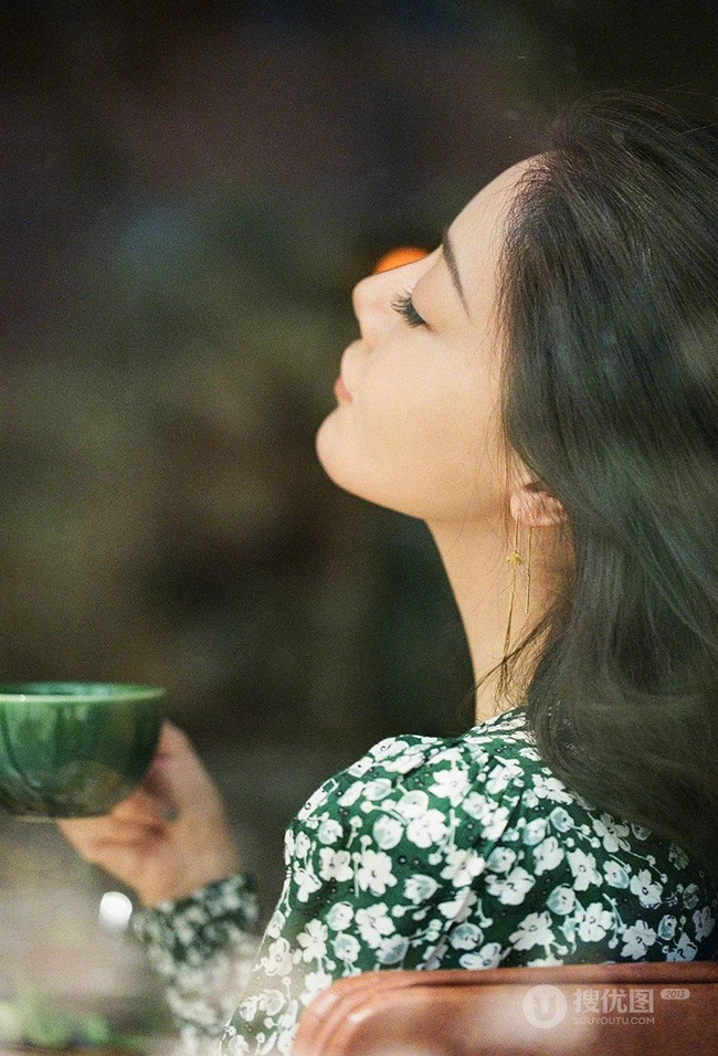 邓家佳清新夏日写真，身着绿色印花连衣裙，温馨而美好