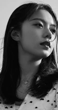 微风下的屋顶女孩赵今麦，身着波点衫，黑皮裙，皮靴 清新写真图片
