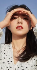 微风下的屋顶女孩赵今麦，身着波点衫，黑皮裙，皮靴 清新写真图片