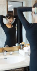 温柔气质女生轻熟萌奈子高叉黑裙深袜袜穿搭居家柔美写真套图
