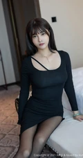 温柔气质女生轻熟萌奈子高叉黑裙深袜袜穿搭居家柔美写真套图