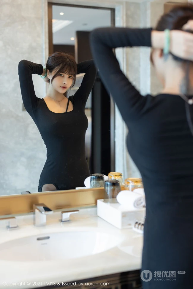 温柔气质女生轻熟萌奈子高叉黑裙深袜袜穿搭居家柔美写真套图