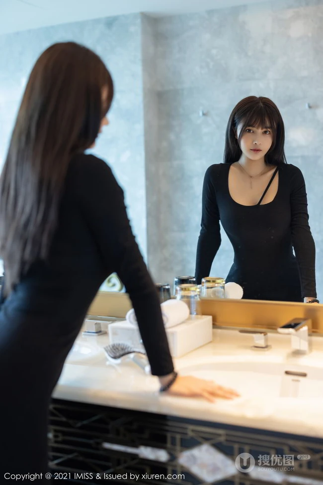 温柔气质女生轻熟萌奈子高叉黑裙深袜袜穿搭居家柔美写真套图