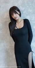 温柔气质女生轻熟萌奈子高叉黑裙深袜袜穿搭居家柔美写真套图