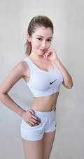 酷爱健身，身材超有料的马来西亚女生周甄娜气质紧身衣系列自拍照片
