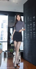 认真工作的女孩最美，女生嫩模唐安琪气质紧身职业装短裙袜装写真套图