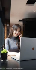 认真工作的女孩最美，女生嫩模唐安琪气质紧身职业装短裙袜装写真套图