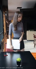 认真工作的女孩最美，女生嫩模唐安琪气质紧身职业装短裙袜装写真套图