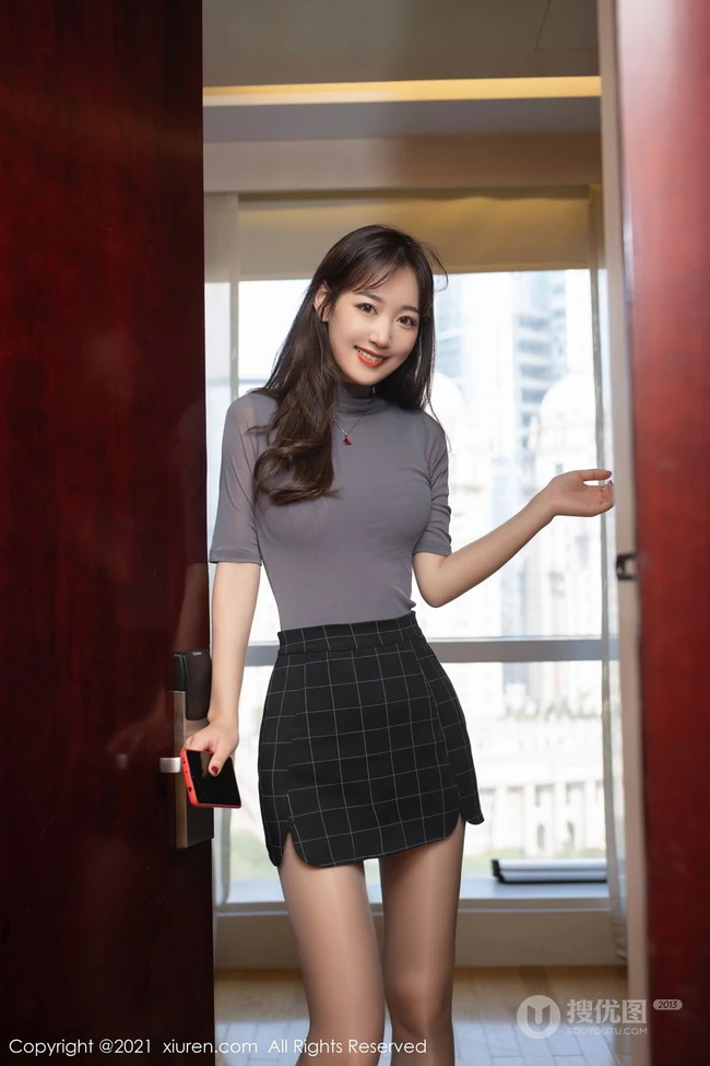 认真工作的女孩最美，女生嫩模唐安琪气质紧身职业装短裙袜装写真套图