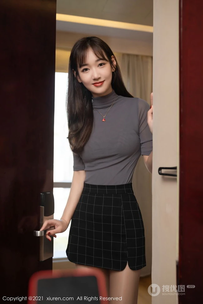 认真工作的女孩最美，女生嫩模唐安琪气质紧身职业装短裙袜装写真套图