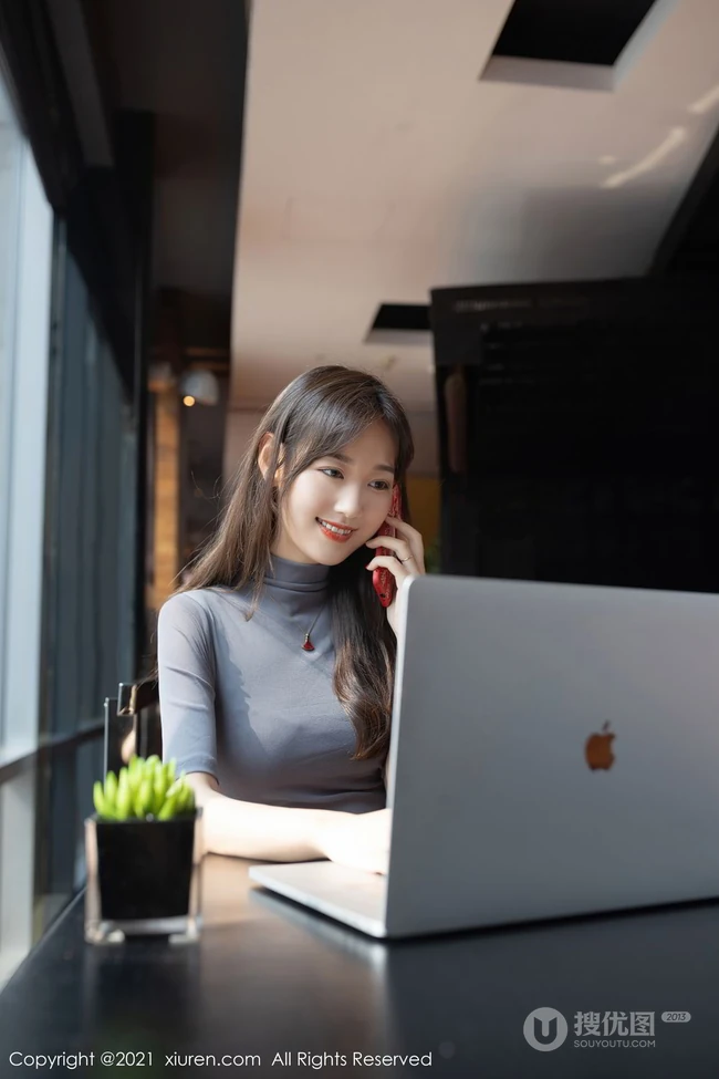 认真工作的女孩最美，女生嫩模唐安琪气质紧身职业装短裙袜装写真套图
